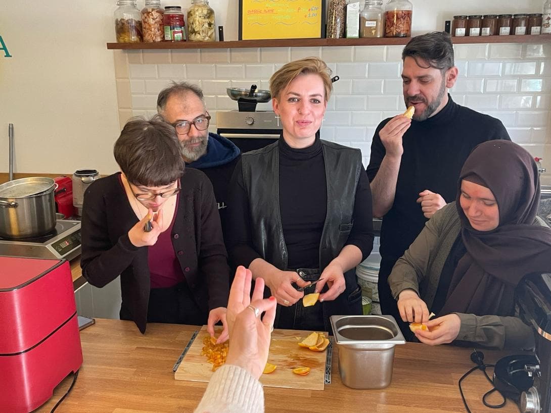 Rebecca Rogowski, Maike Schöfer und Kübra Dalkilic kochen eine Noah-Suppe in der Küche von Oz ben David und Jalil Dabit für deren neues Kochbuch "Kochen ohne Grenzen"