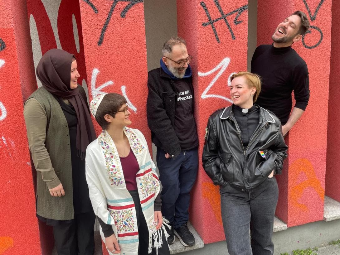 Gruppenbild mit den House of One-Podcasterinnen Kübra Dalkilic, Rebecca Rogowski und Maike Schöfer zusammen mit Jalil Dabit und Oz Ben David vom Restaurant "Kanaan" in Berlin. 