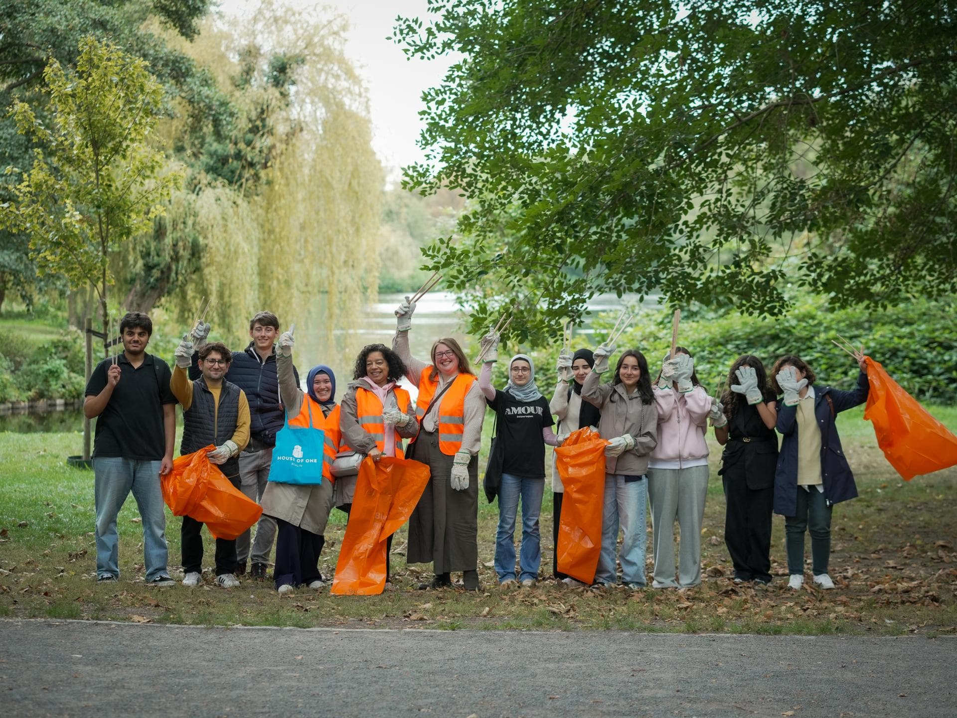 Gute Laune beim Clean up Day des House of One 2025